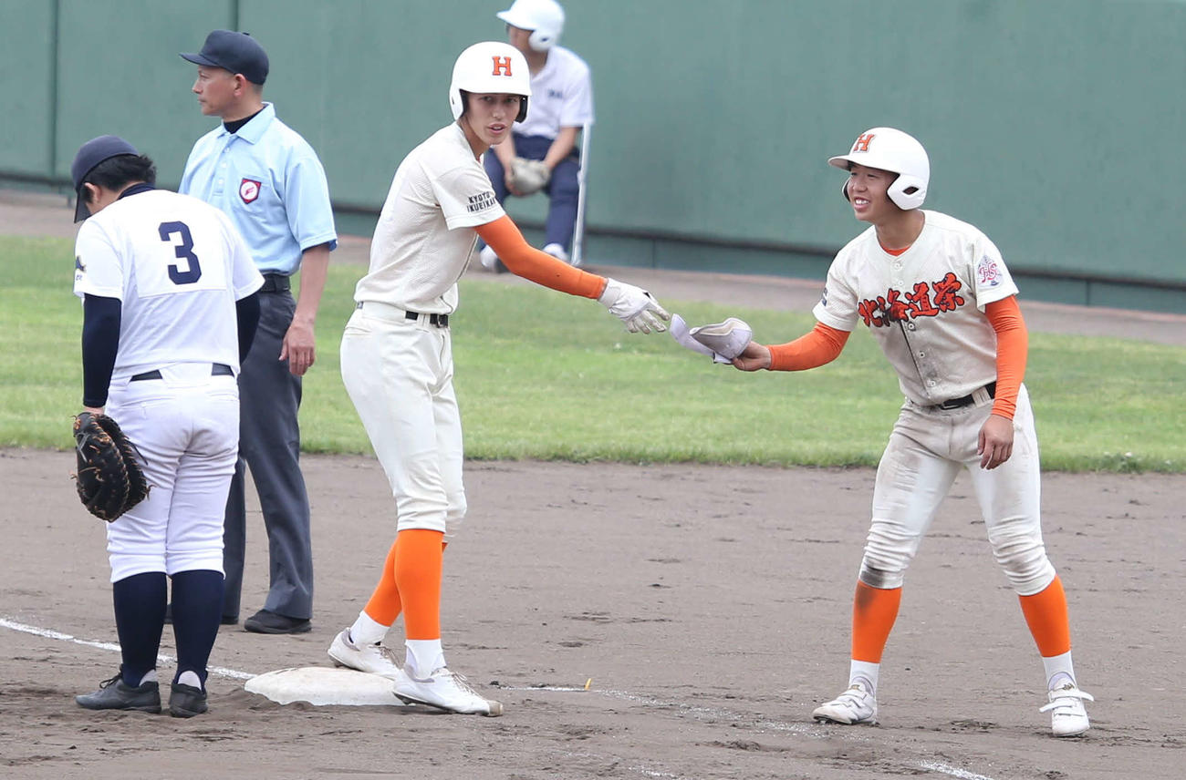 北海道栄対苫小牧高専　6回裏1死三塁で右前適時打を放った北海道栄の松本（撮影・中島洋尚）