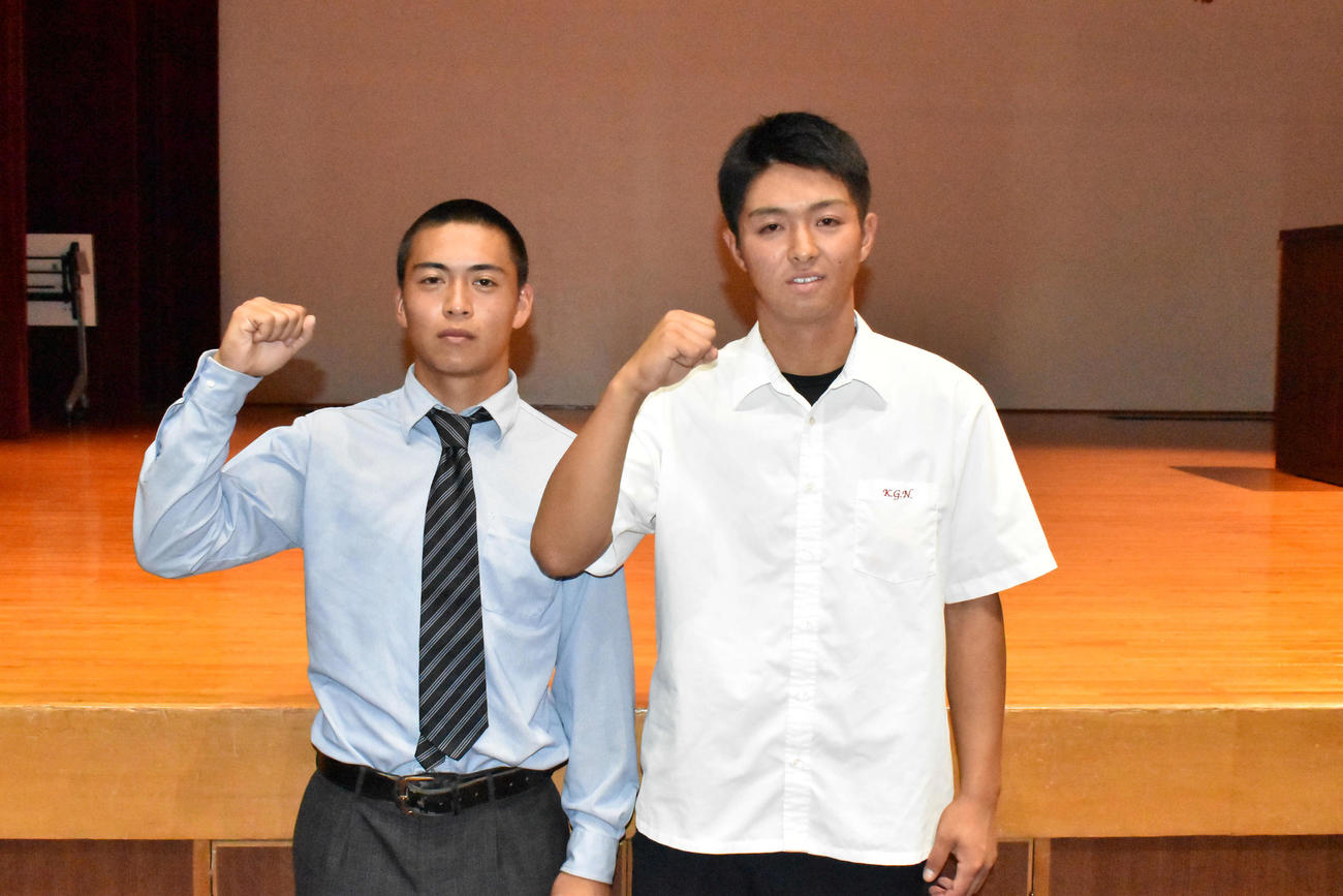 京都大会抽選会後に写真撮影に応じる京都国際・藤本主将（左）と京都外大西・乾主将（撮影・古財稜明）