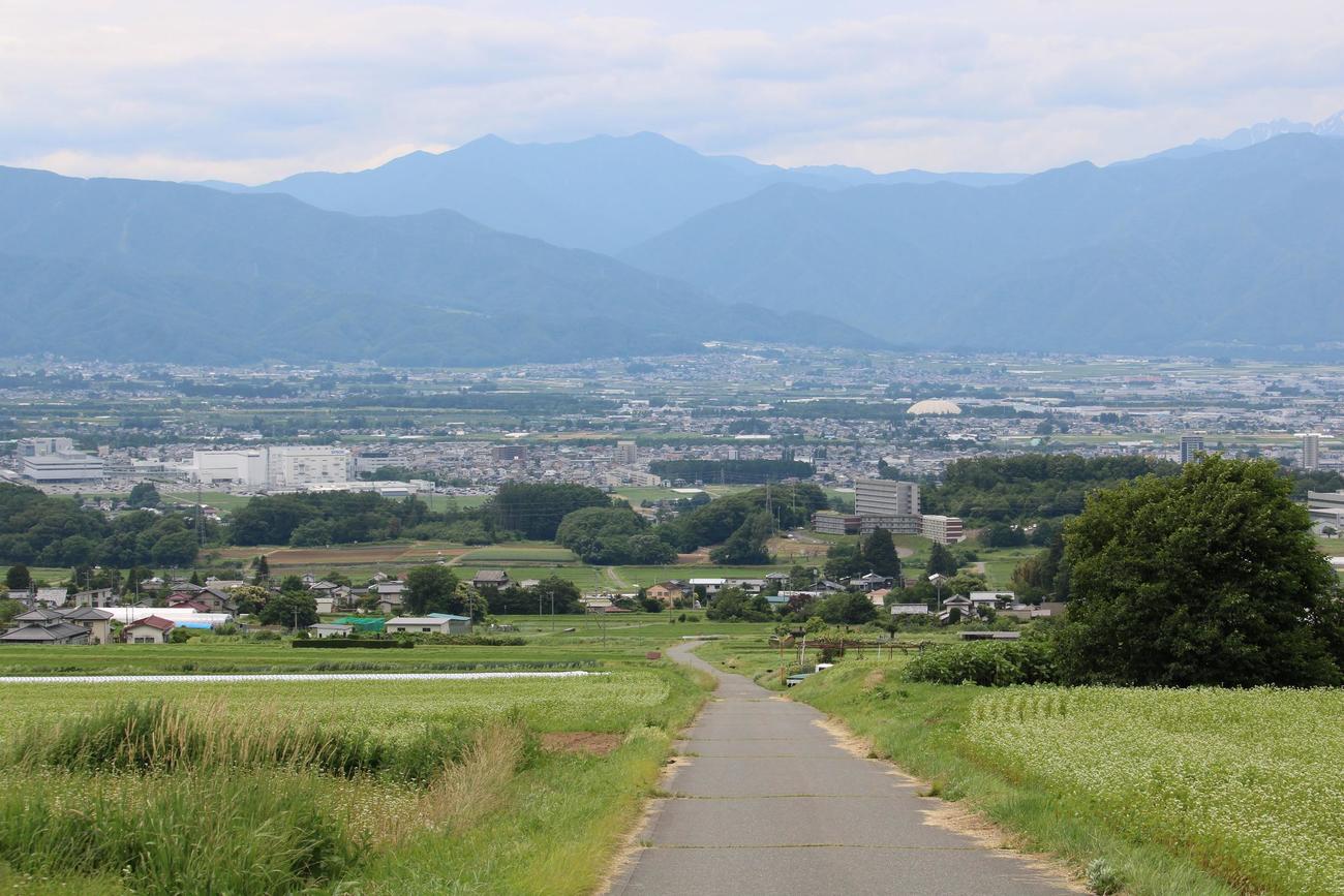高校野球長野大会の抽選会場は海抜800メートル、松本盆地や北アルプスを臨む絶景に（撮影・金子真仁）