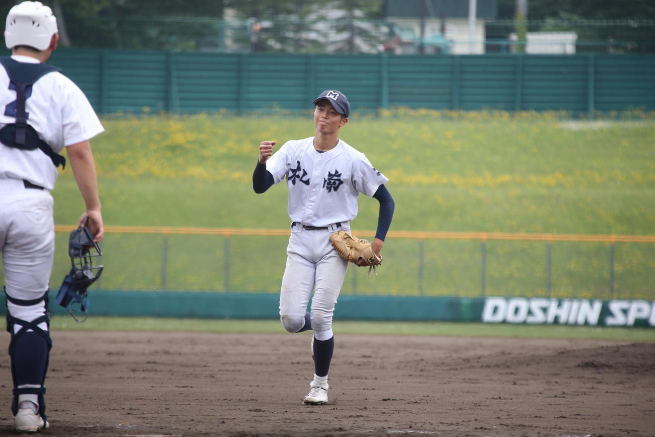 札幌南対恵庭南　7回を無失点に抑え、ガッツポーズを見せる札幌南の田沢投手（撮影・中島洋尚）