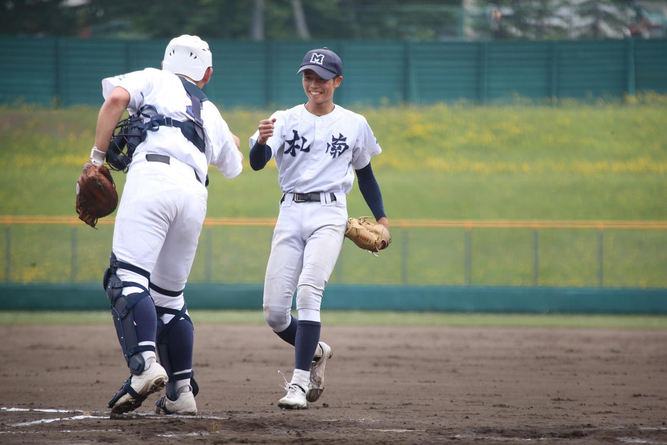 札幌南対恵庭南　7回を無失点に抑え、札幌南の田沢投手（右）は、本間捕手とグータッチ（撮影・中島洋尚）