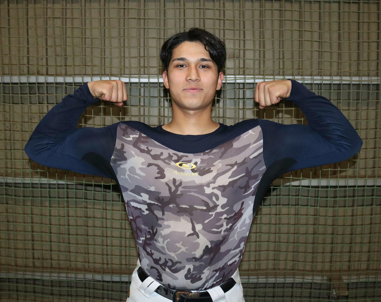 自慢の筋肉を披露する聖望学園・中村（撮影・野見山拓樹）
