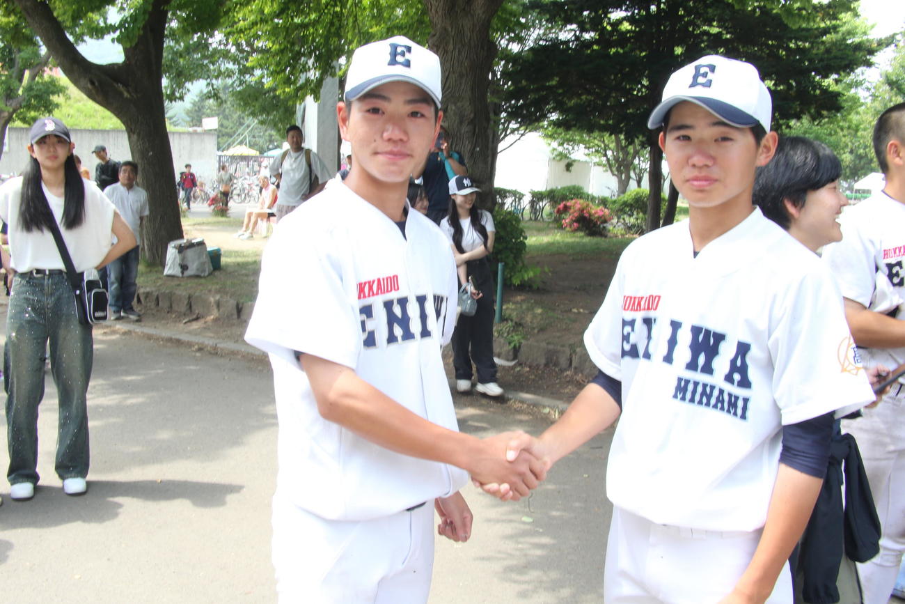 札幌南対恵庭南　恵庭南の高橋青三塁手（左）と高橋尚遊撃手の兄弟は、試合後に握手（撮影・中島洋尚）