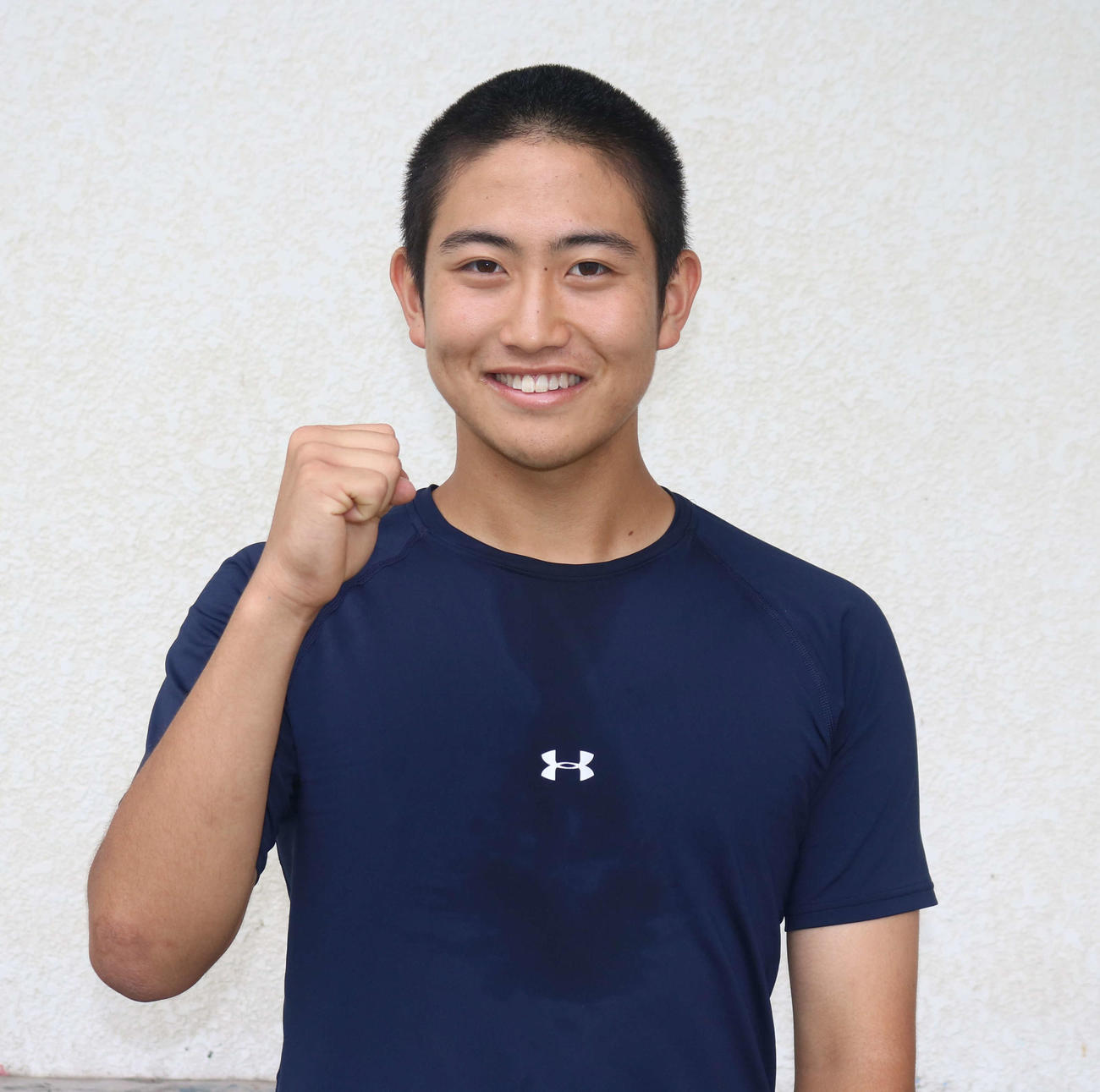 笑顔でガッツポーズする小山台・柏木内野手（撮影・水谷京裕）