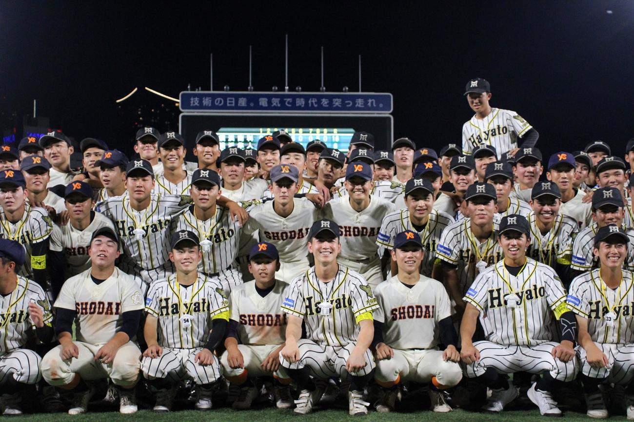 戦いを終えた横浜隼人と横浜商大高の3年生たち（撮影・金子真仁）