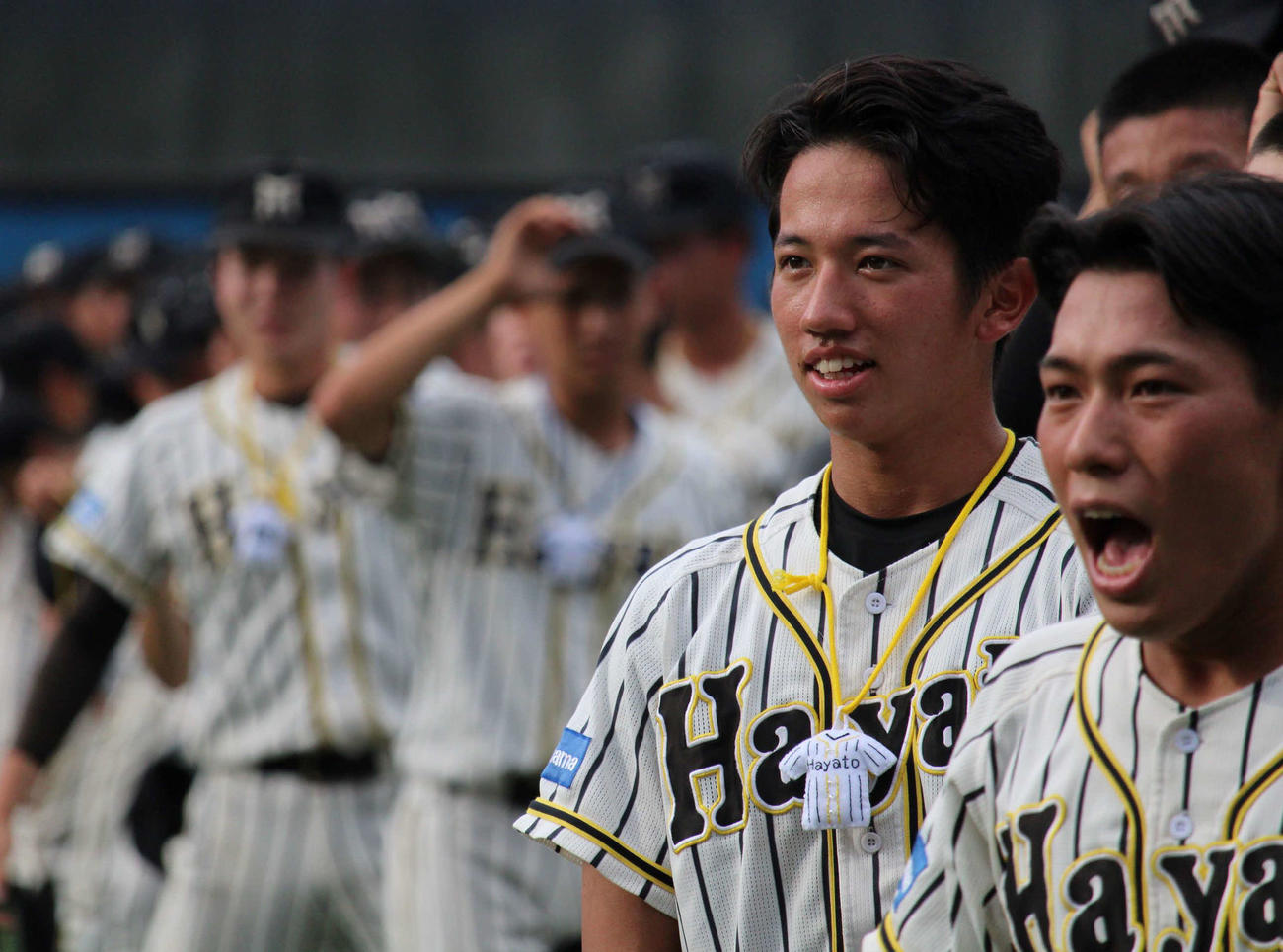 試合前の整列で気合を入れる横浜隼人の3年生たち（撮影・金子真仁）