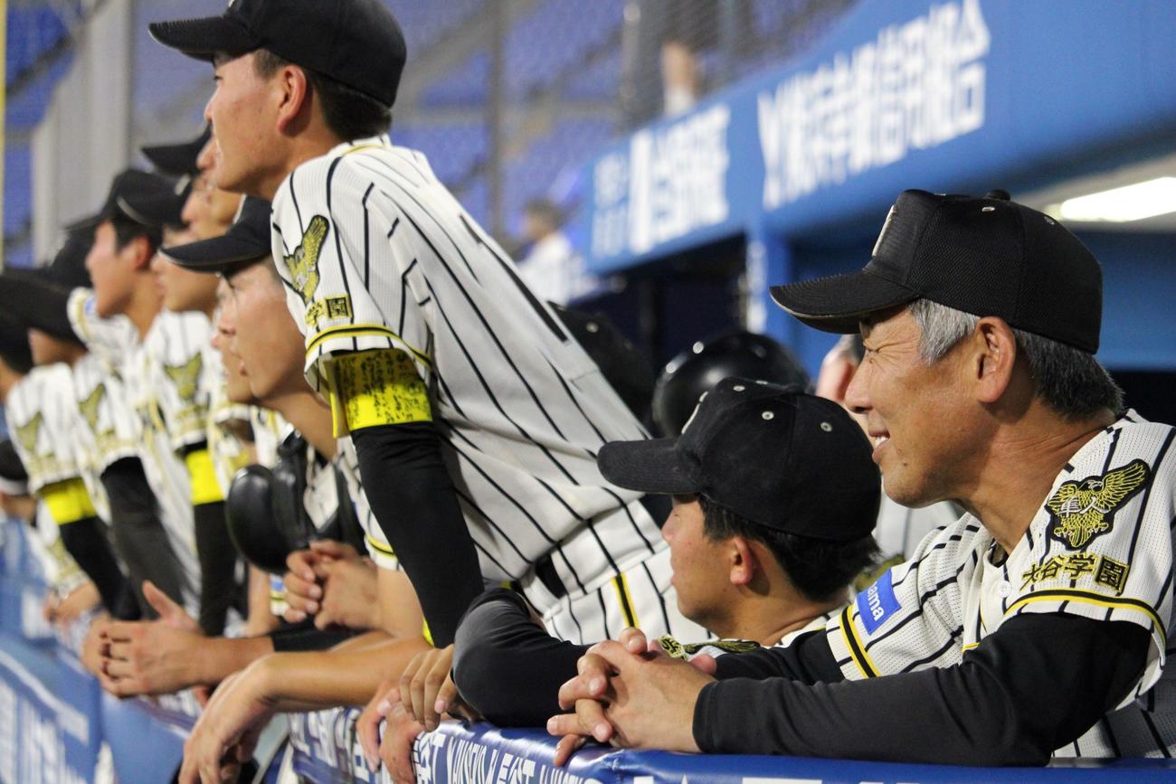 ほほ笑みながら試合を見つめる横浜隼人・水谷監督（撮影・金子真仁）