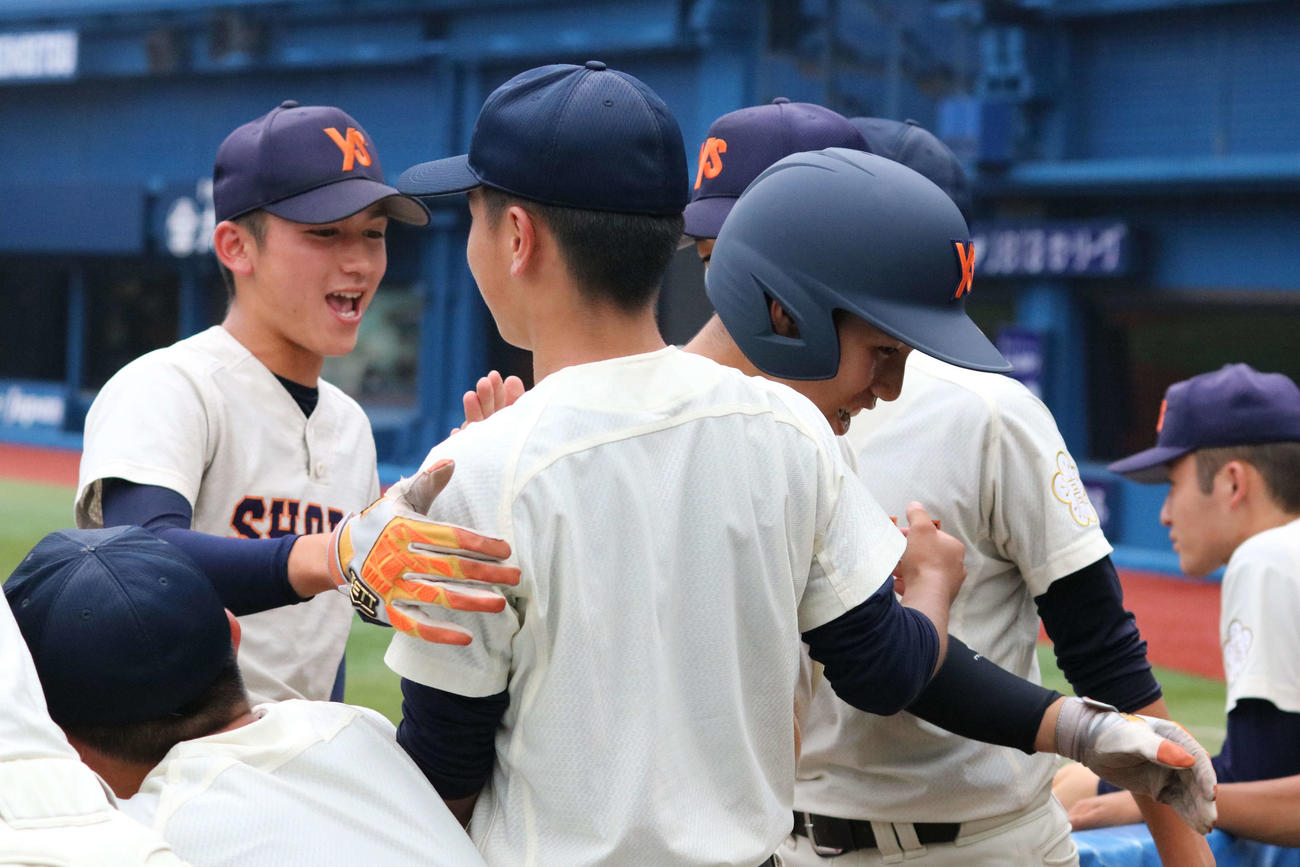 得点し喜ぶ横浜商大高の選手たち（撮影・水谷京裕）