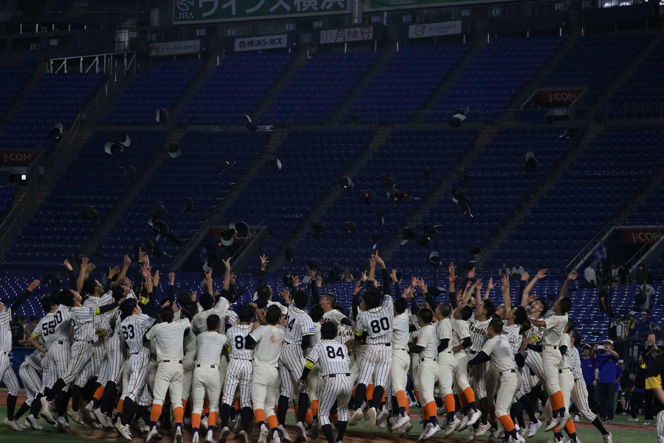 試合後、マウンド付近で帽子を飛ばす両校の選手たち（撮影・水谷京裕）