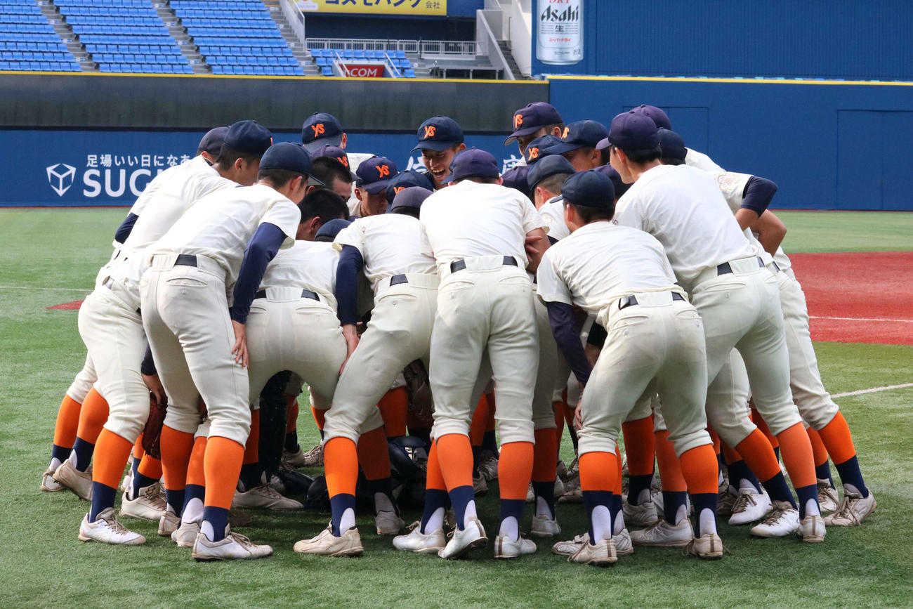 試合前に円陣を組む横浜商大高の選手たち（撮影・水谷京裕）