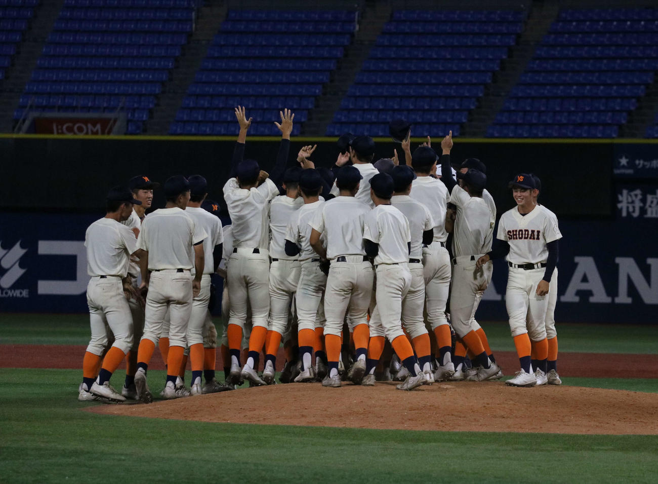 試合に勝利し歓喜の輪を作る横浜商大高の選手たち（撮影・水谷京裕）