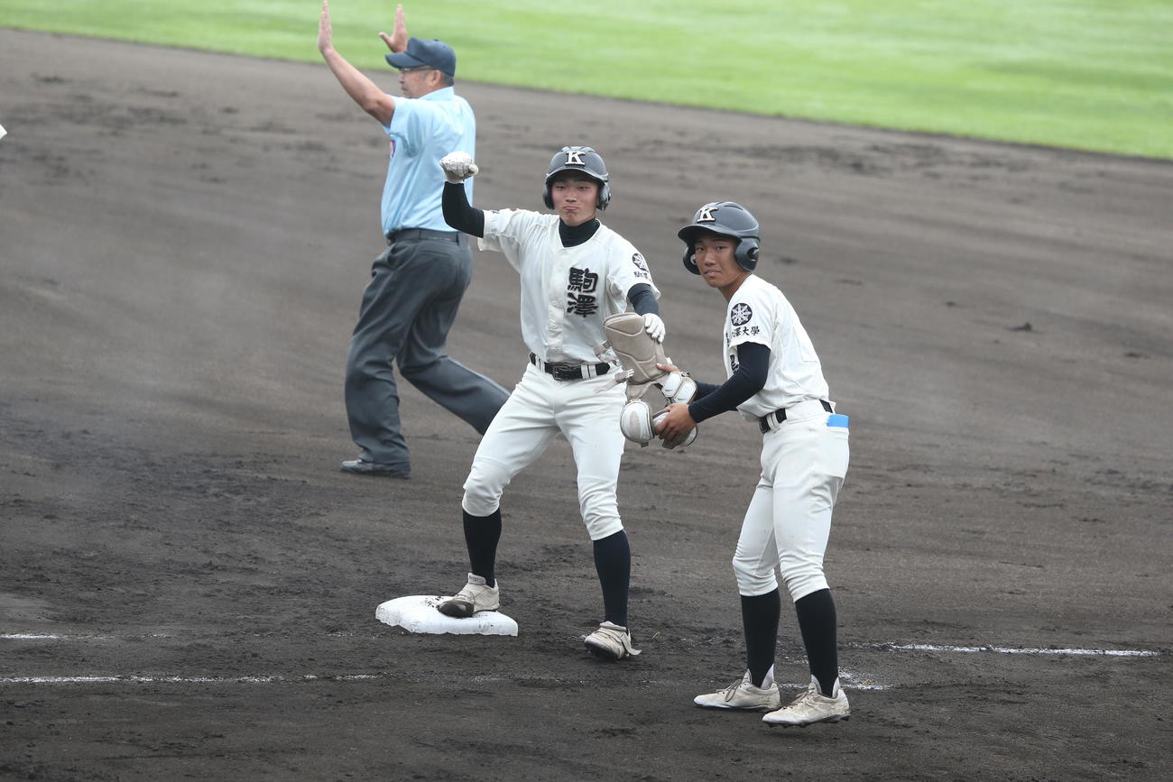 駒大苫小牧対北海道栄　1回表1死一、二塁で中前安打を放ち大原虎柴右翼手はガッツポーズ（撮影・中島洋尚）