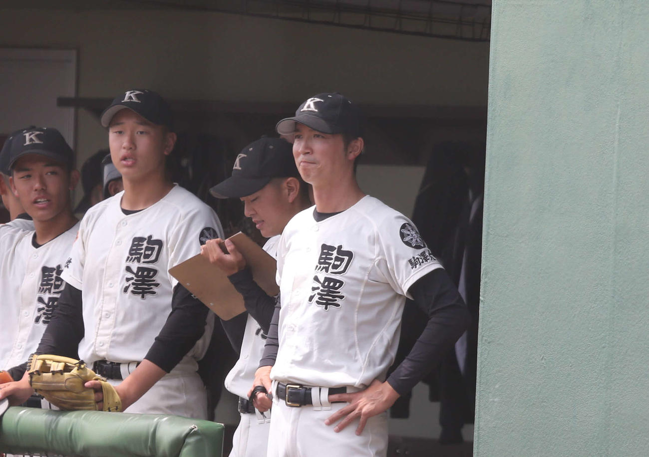 駒大苫小牧対北海道栄　佐々木孝介監督は選手たちのプレーを優しく見つめる（撮影・中島洋尚）2024年6月25日