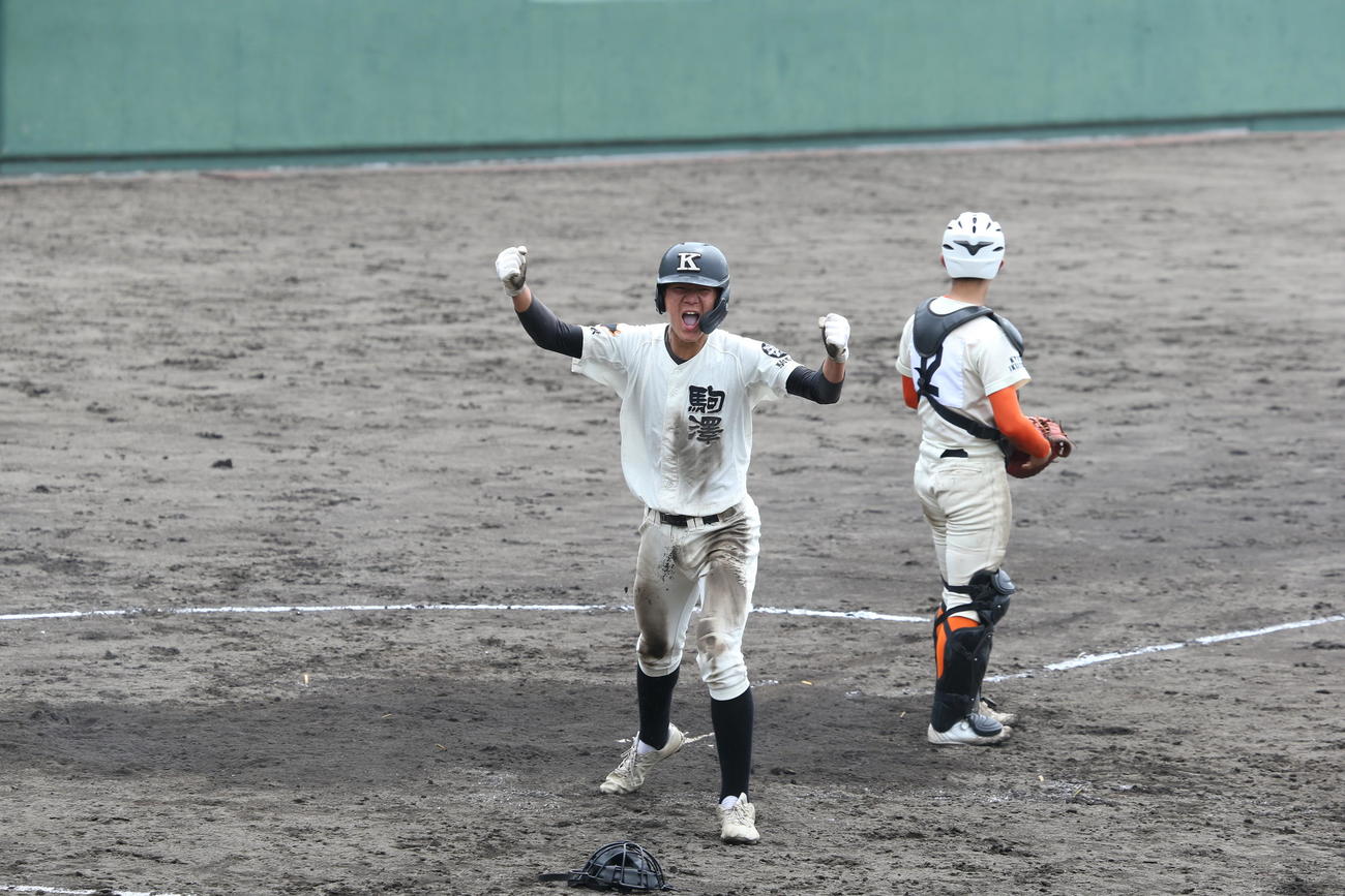 駒大苫小牧対北海道栄　5回表駒大苫小牧2死一、二塁、藤田の中前適時打で生還した林は両手でガッツポーズ（撮影・中島洋尚）