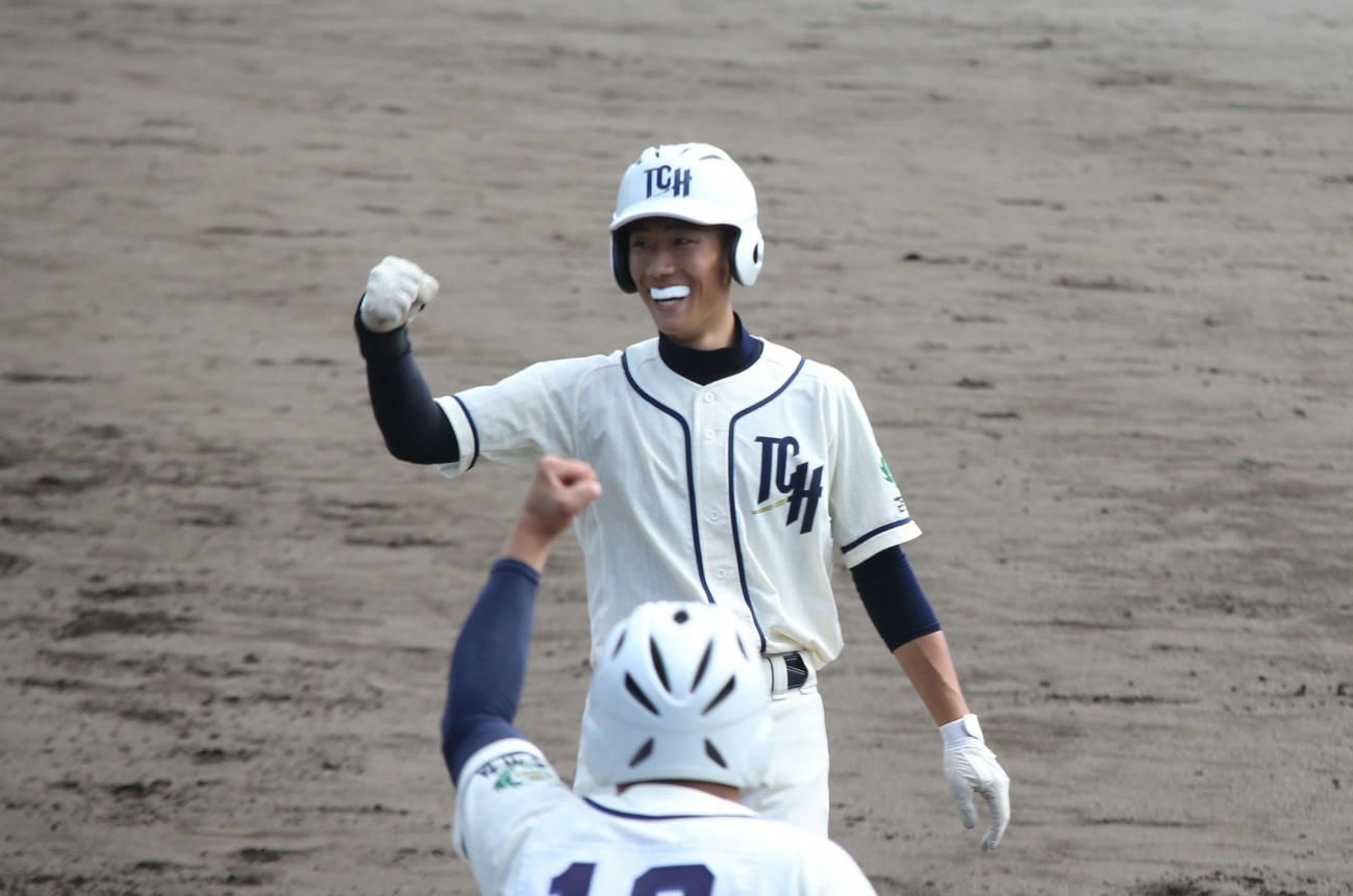 苫小牧中央対北海道大谷室蘭　7回表苫小牧中央1死二、三塁、右前に2点適時打を放ちガッツポーズする日向（撮影・中島洋尚）