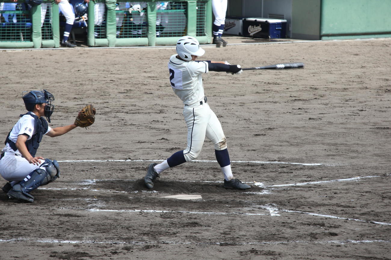 苫小牧中央対北海道大谷室蘭　7回表苫小牧中央1死二、三塁、右前に2点適時打を放つ日向（撮影・中島洋尚）