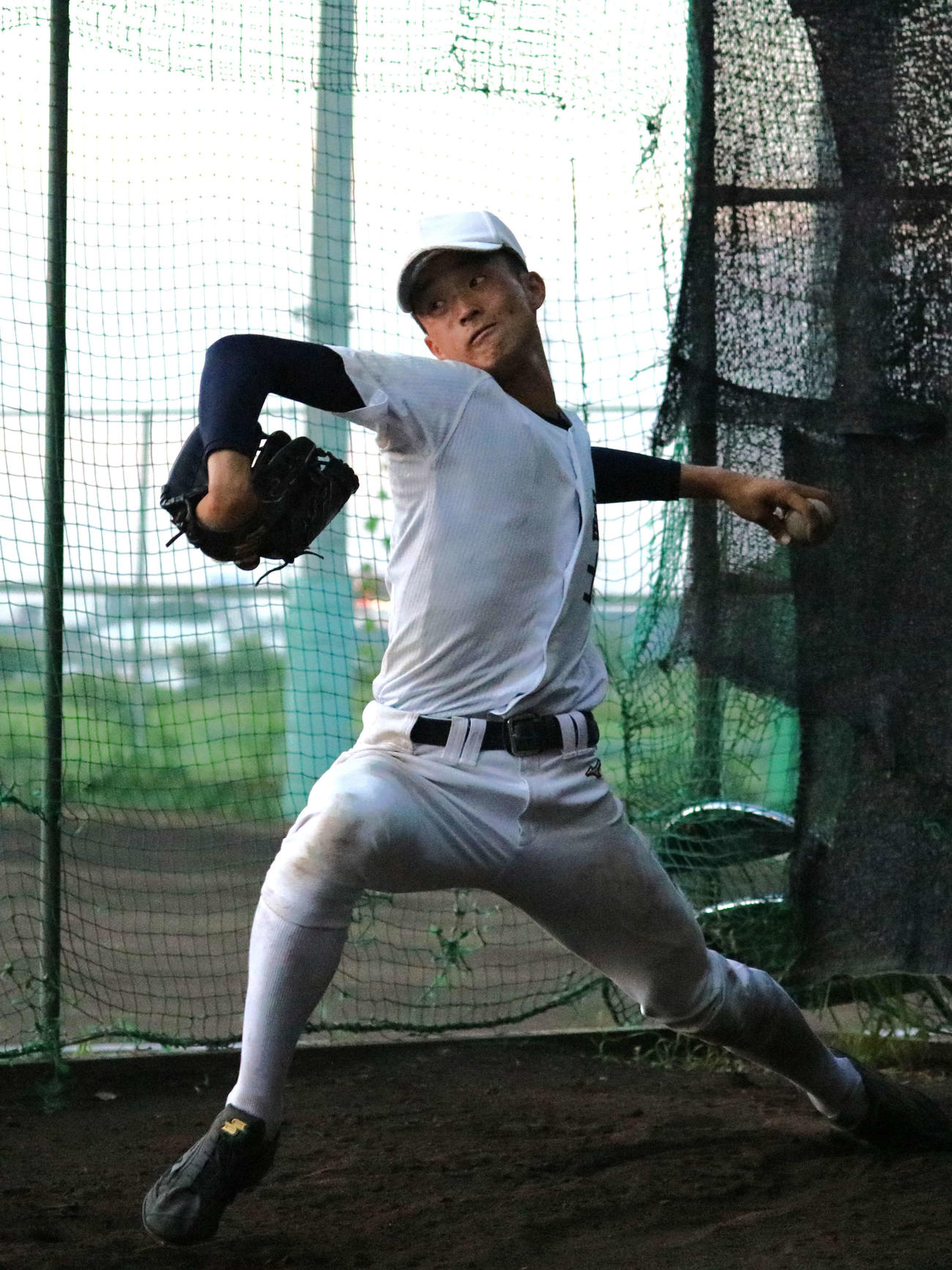 ブルペンで投球する大宮東・冨士（撮影・野見山拓樹）