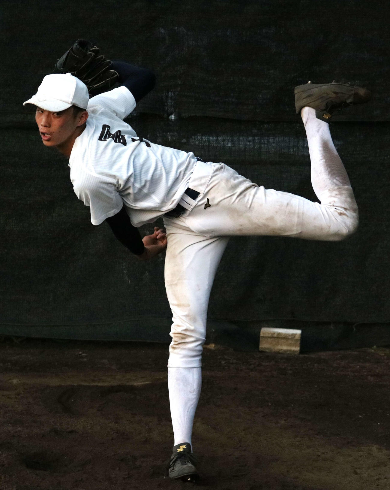ブルペンで投球する大宮東・冨士（撮影・野見山拓樹）