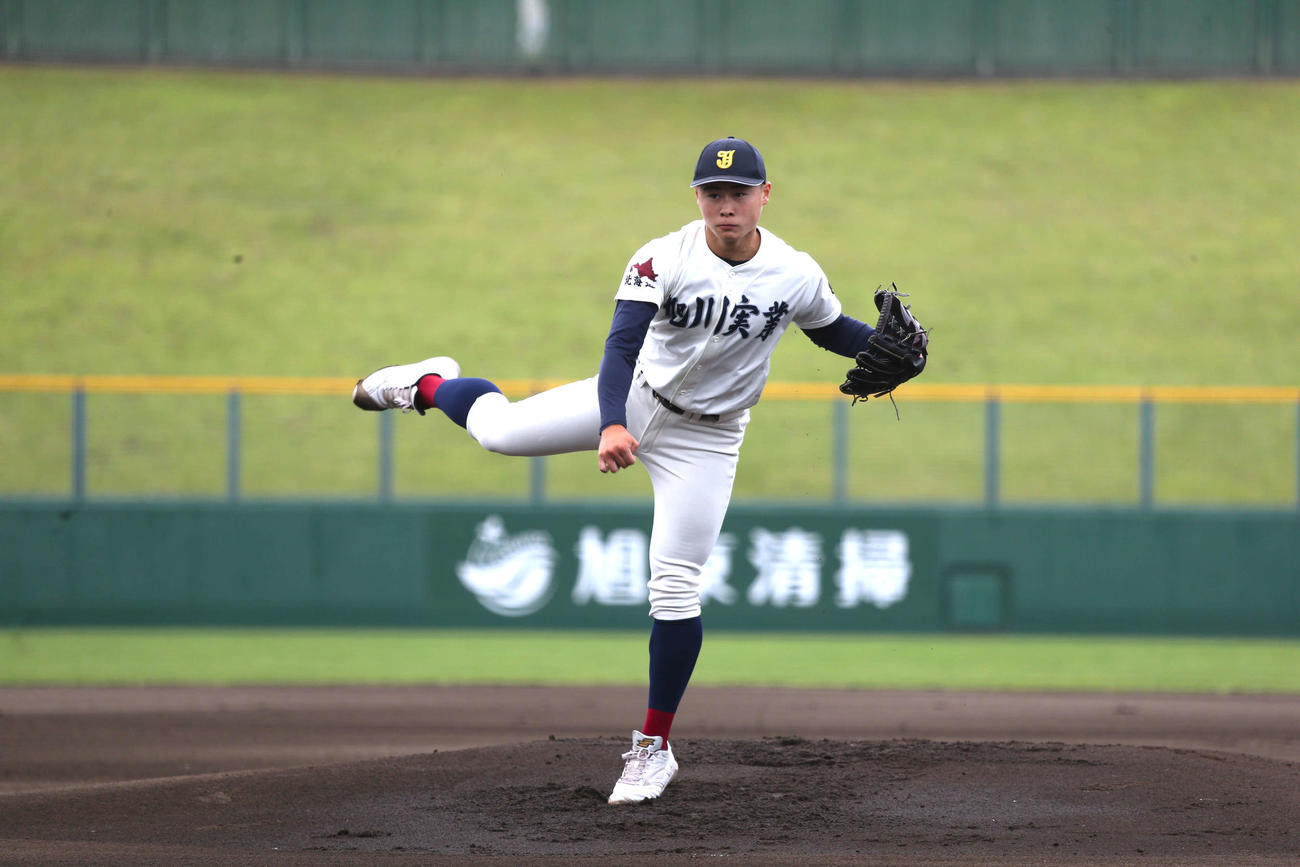 旭川実対旭川南　踊るように投球する旭川実のエース田中（撮影・中島洋尚）