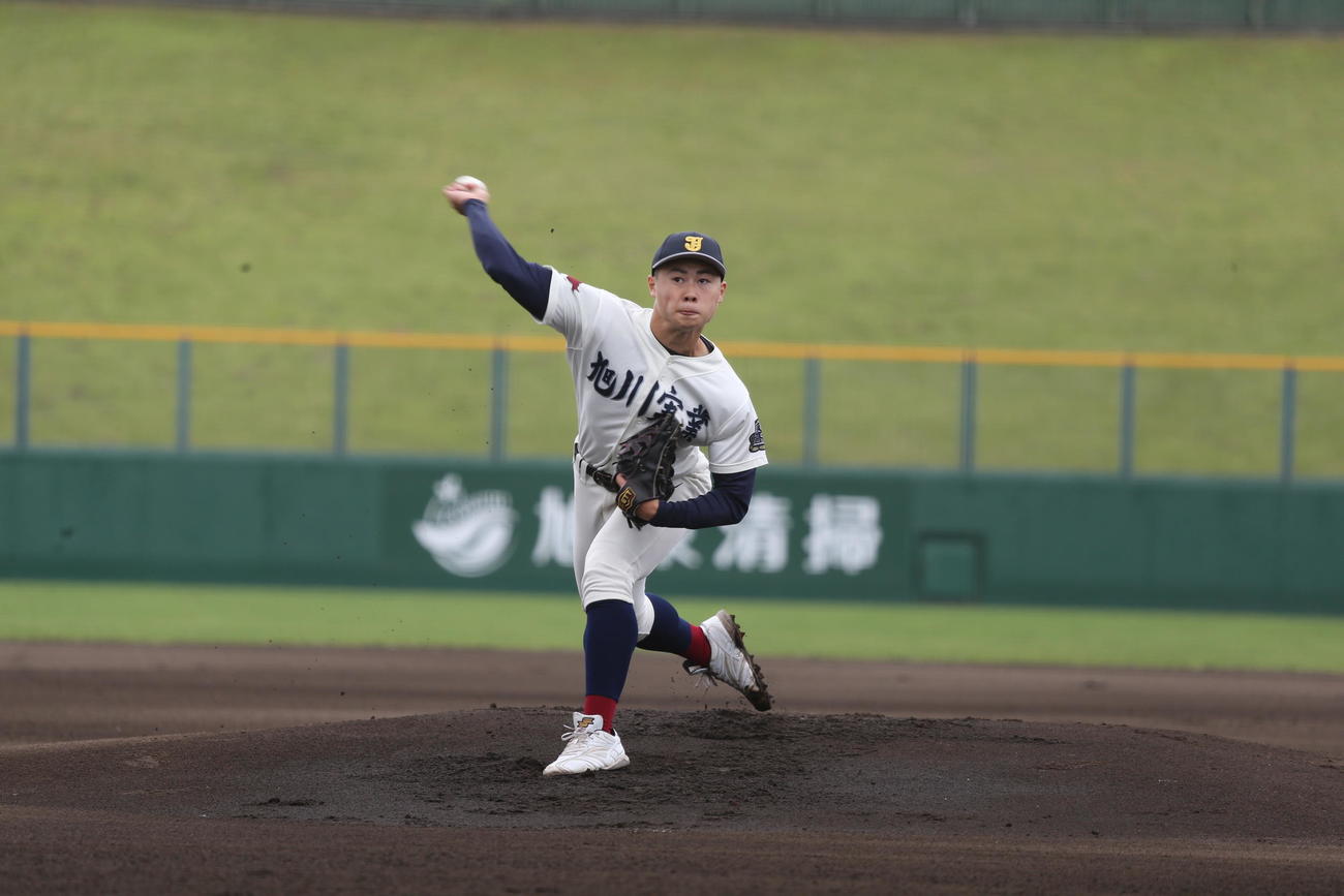 旭川実対旭川南　地区初戦から最速147キロの力投を見せる旭川実のエース田中（撮影・中島洋尚）