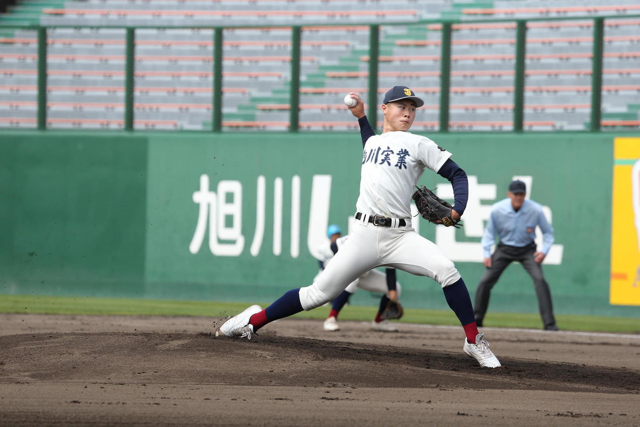旭川実対旭川南　地区初戦から最速147キロの力投を見せる旭川実のエース田中（撮影・中島洋尚）