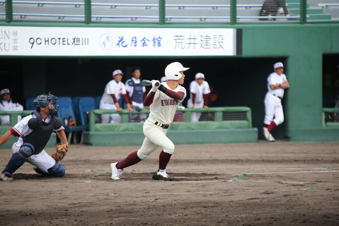 旭川志峯対旭川商　3回裏旭川志峯1死満塁で、走者一掃の左中間3点二塁打を放つ旭川志峯の億貞（撮影・中島洋尚）
