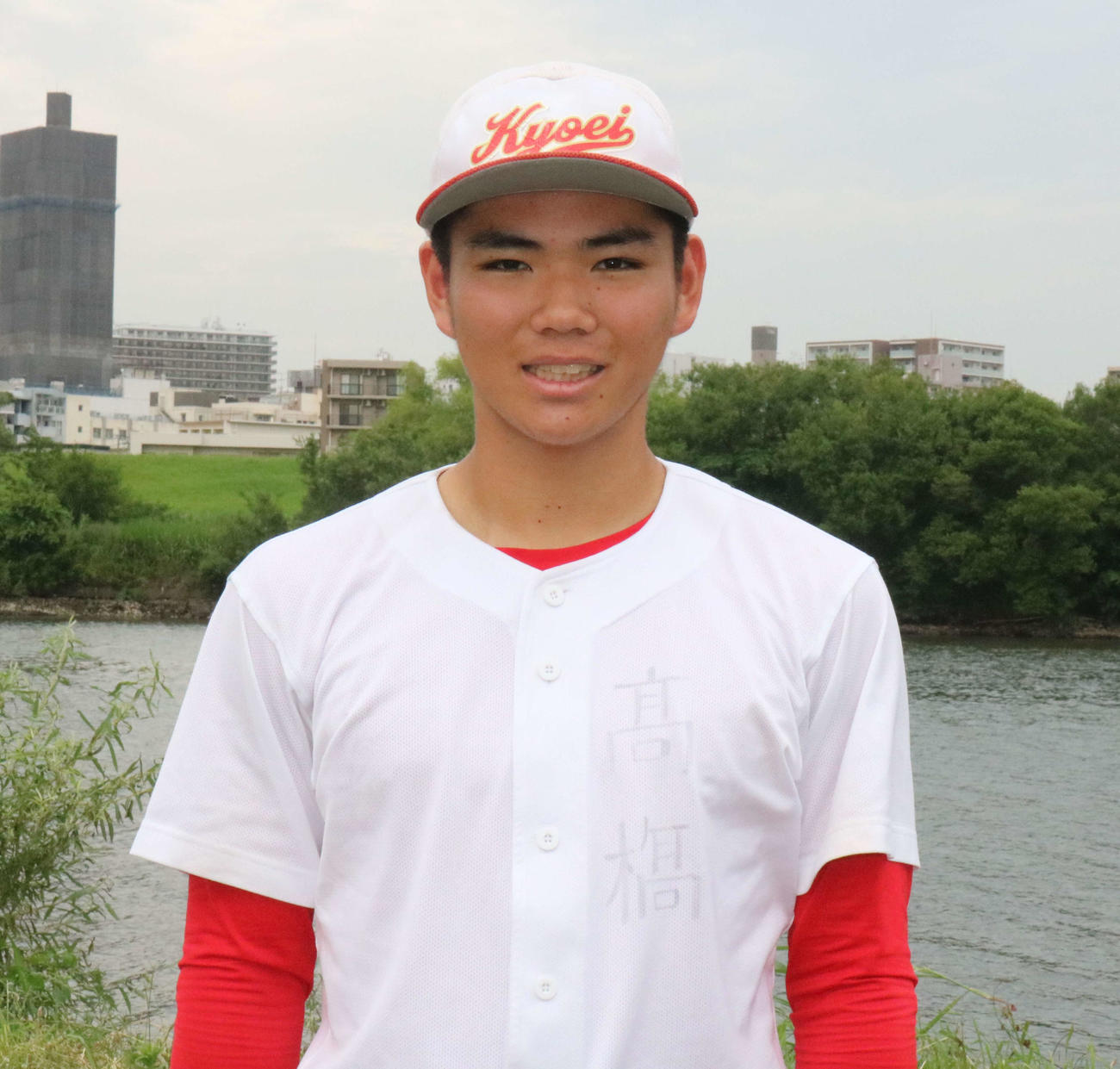 笑顔で写真に納まる共栄学園・高橋主将（撮影・水谷京裕）