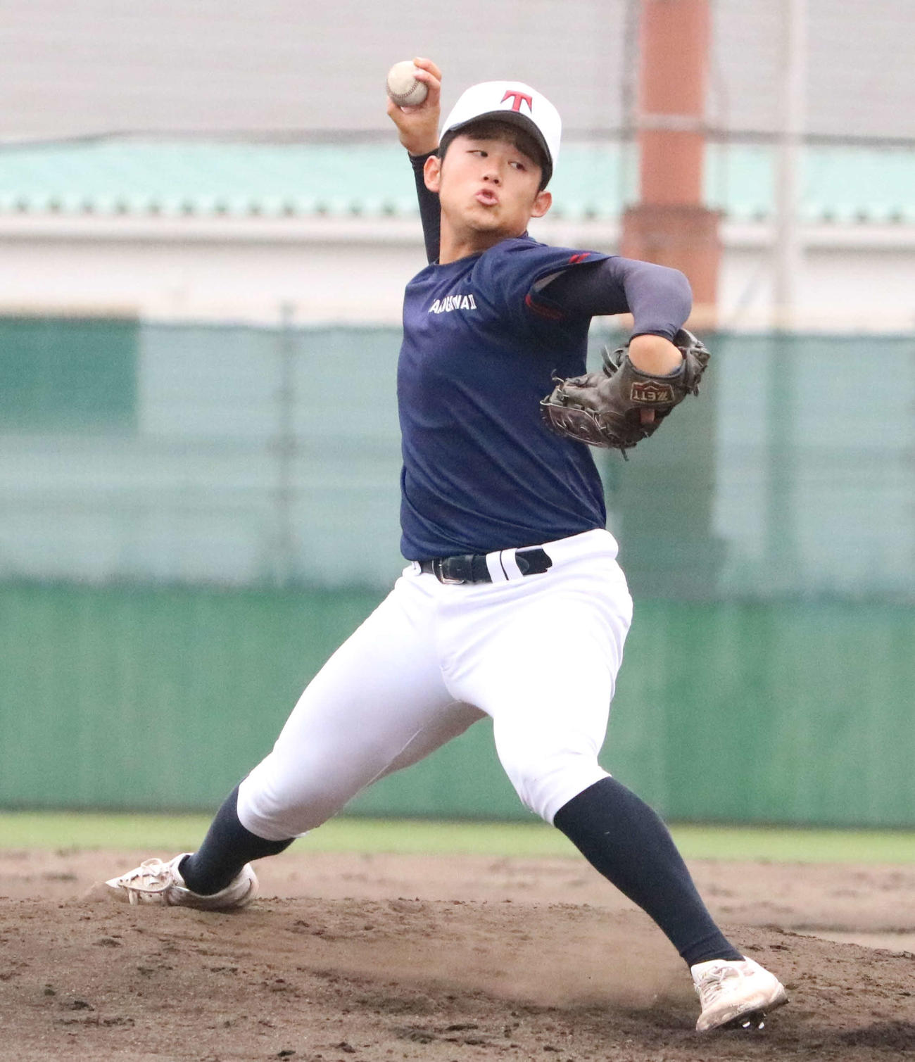 実戦形式の練習でマウンドに上がった主将の滝川二・田上（主将2人制で登録上は新が主将）（撮影・塚本光）