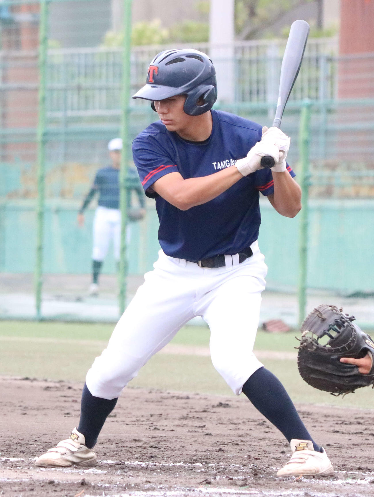 実戦形式の練習で打撃を行う主将の滝川二・上田拓海内野手＝2024年6月27日