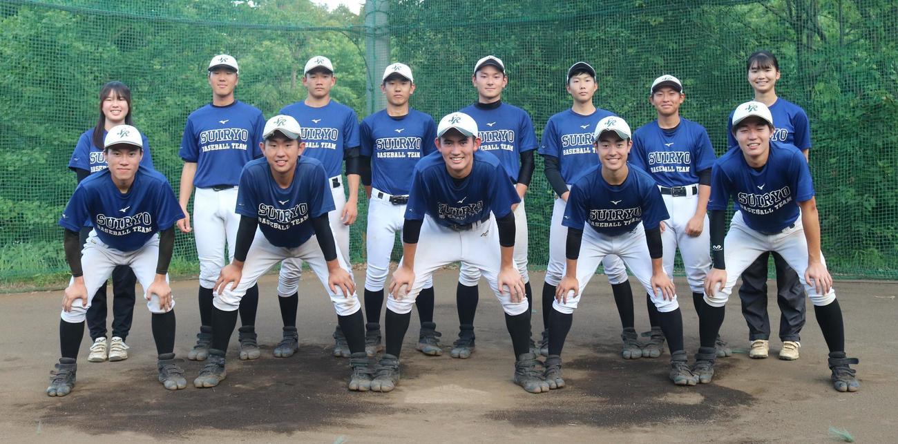 練習後、記念撮影に納まる阿部主将（前列中央）ら横浜翆陵3年生の野球部員全13名（撮影・深田雄智）