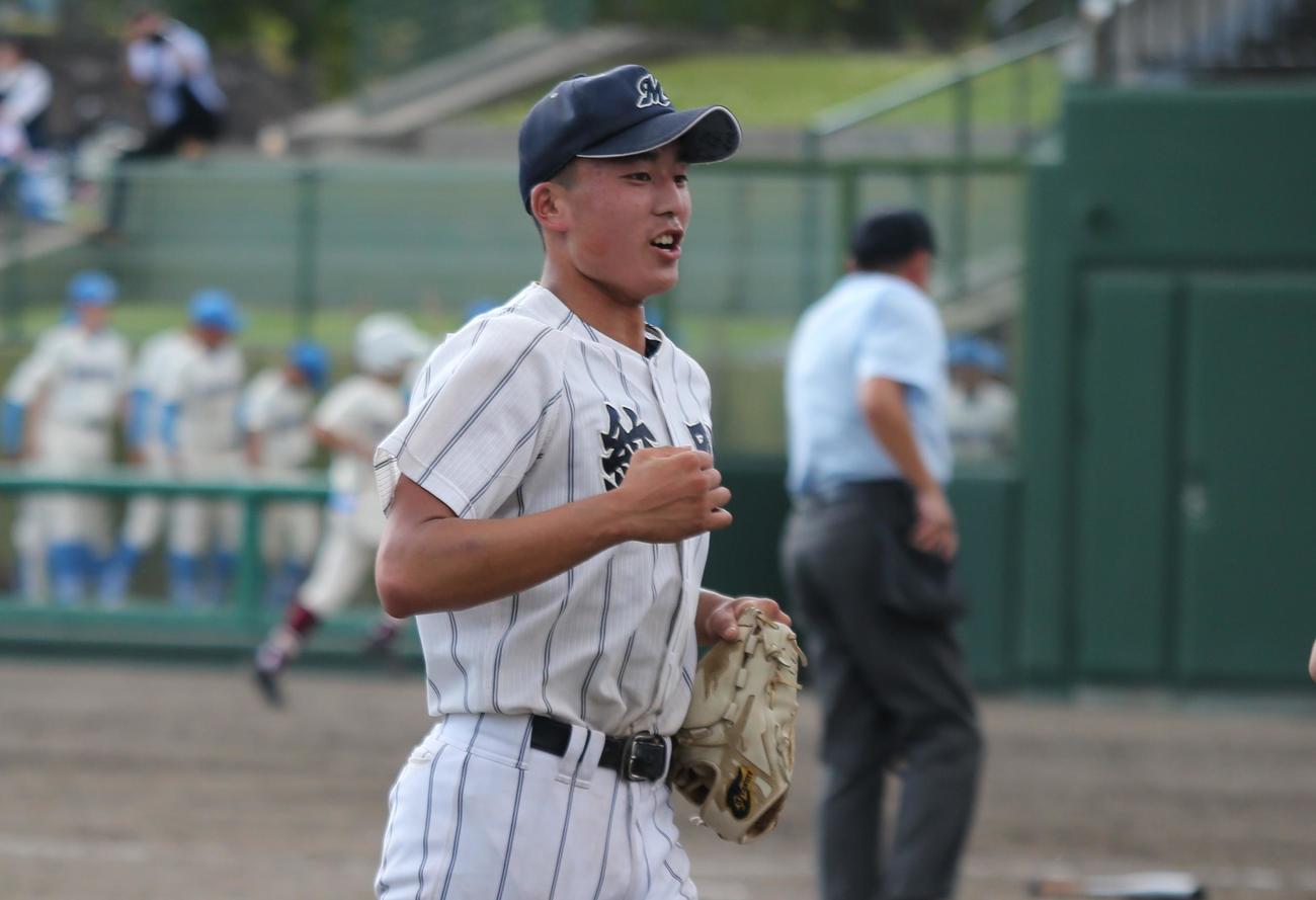 紋別対北見工　紋別の池田悠は7回2死三塁のピンチを抑え、笑顔でベンチに戻る（撮影・中島洋尚）