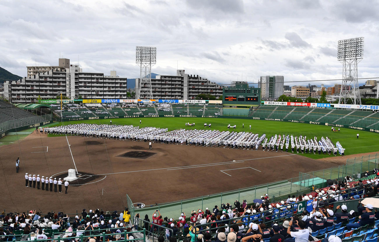 高校野球福岡大会の開会式で入場行進を行う選手たち（撮影・岩下翔太）