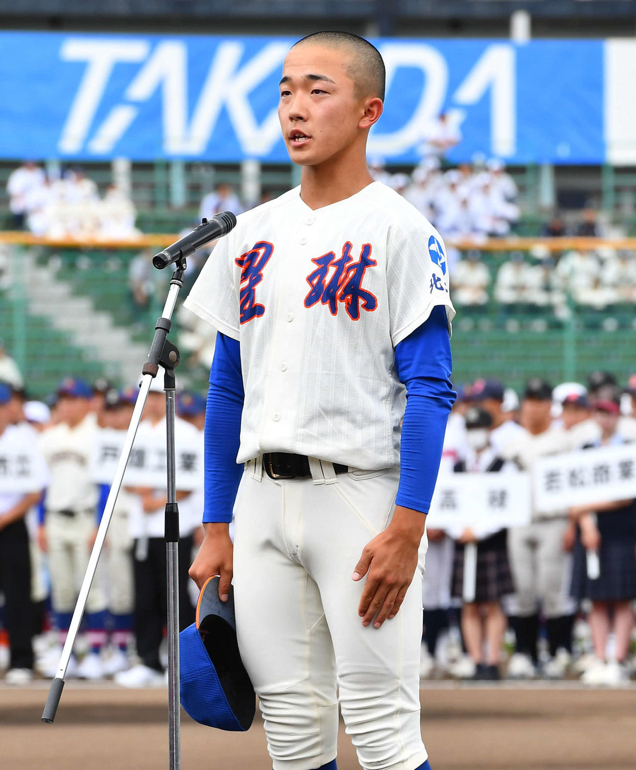 高校野球福岡大会の開会式で選手宣誓を行う星琳・小山主将（撮影・岩下翔太）