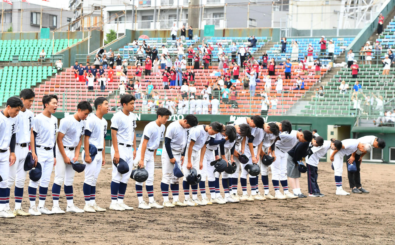 玄界対北九州　北九州に敗れ、応援団に一礼する玄界ナイン（撮影・岩下翔太）