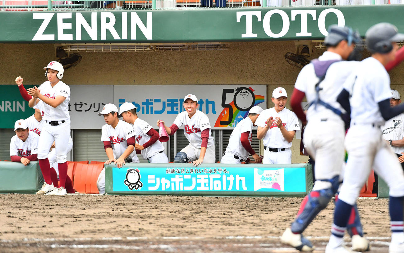 玄界対北九州　玄界に勝利し、笑顔を見せる北九州ナイン（撮影・岩下翔太）