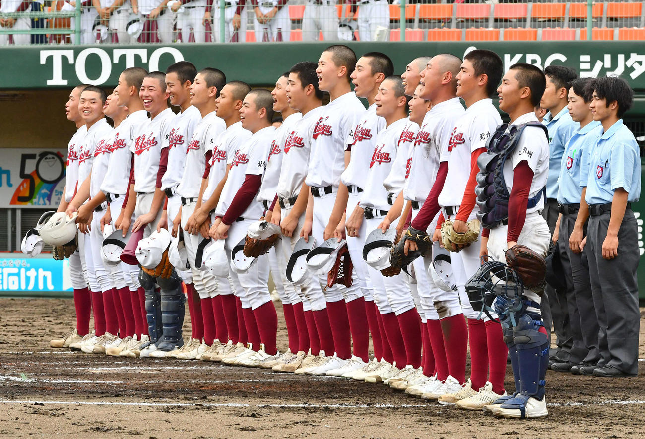 玄界対北九州　玄界に勝利し、笑顔で校歌斉唱する北九州ナイン（撮影・岩下翔太）