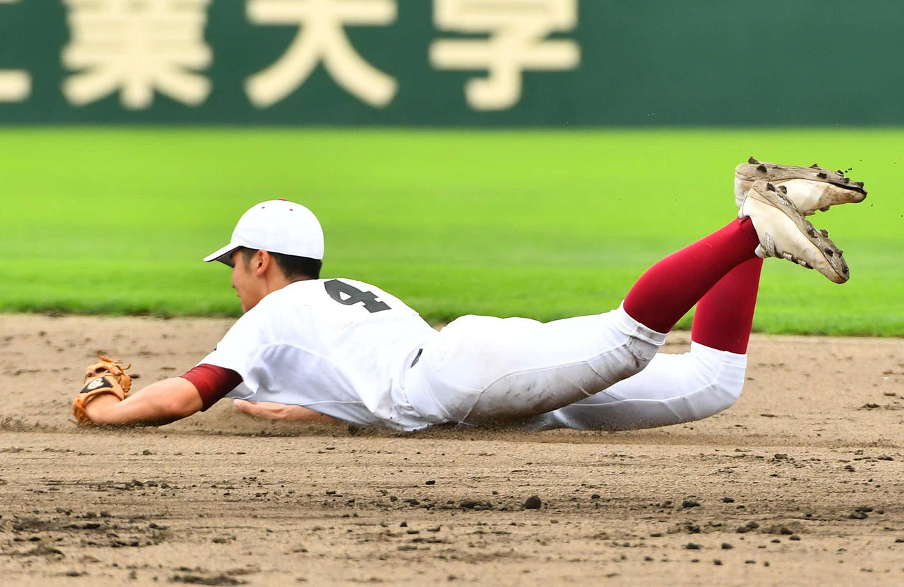 玄界対北九州　6回表玄界1死二塁、平田の二ゴロに飛びつく塚本（撮影・岩下翔太）