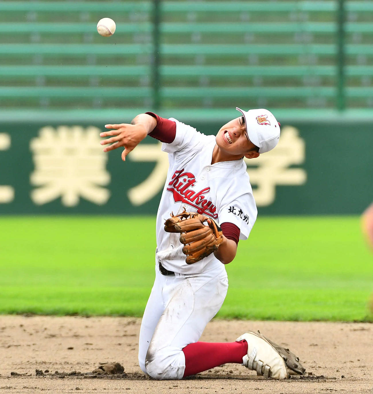 玄界対北九州　6回表玄界1死二塁、平田の二ゴロに飛びつき、懸命に一塁に送球する塚本（撮影・岩下翔太）