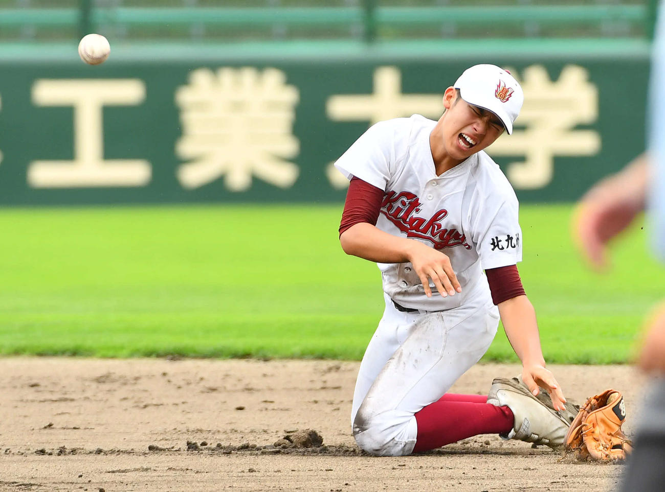 玄界対北九州　6回表玄界1死二塁、平田の二ゴロに飛びつき、懸命に一塁に送球する塚本（撮影・岩下翔太）