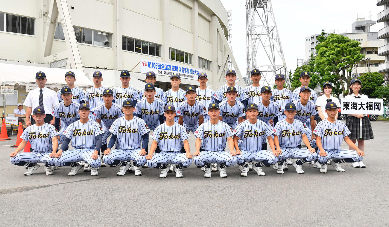 集合写真に納まる東海大福岡ナイン（撮影・岩下翔太）