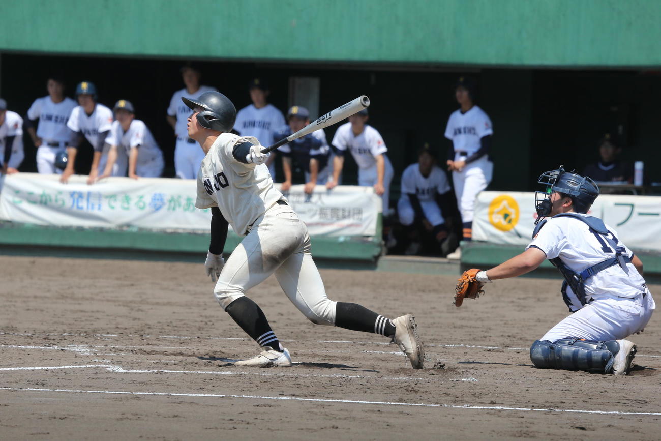 帯広三条対帯広南商　4回裏帯広三条2死満塁、帯広三条の4番竹迫は、右中間に走者一掃の3点適時二塁打を放つ（撮影・中島洋尚）