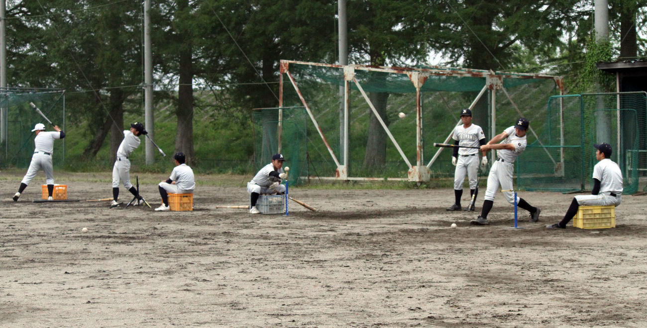 打撃練習に励む黒川の選手たち（撮影・木村有優）