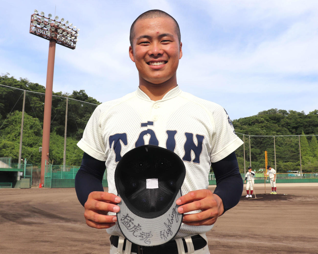 創志学園との練習試合後に帽子のつばに潜む言葉の意味を明かしてくれた、大阪桐蔭・中野大虎投手（2年）（撮影・中島麗）