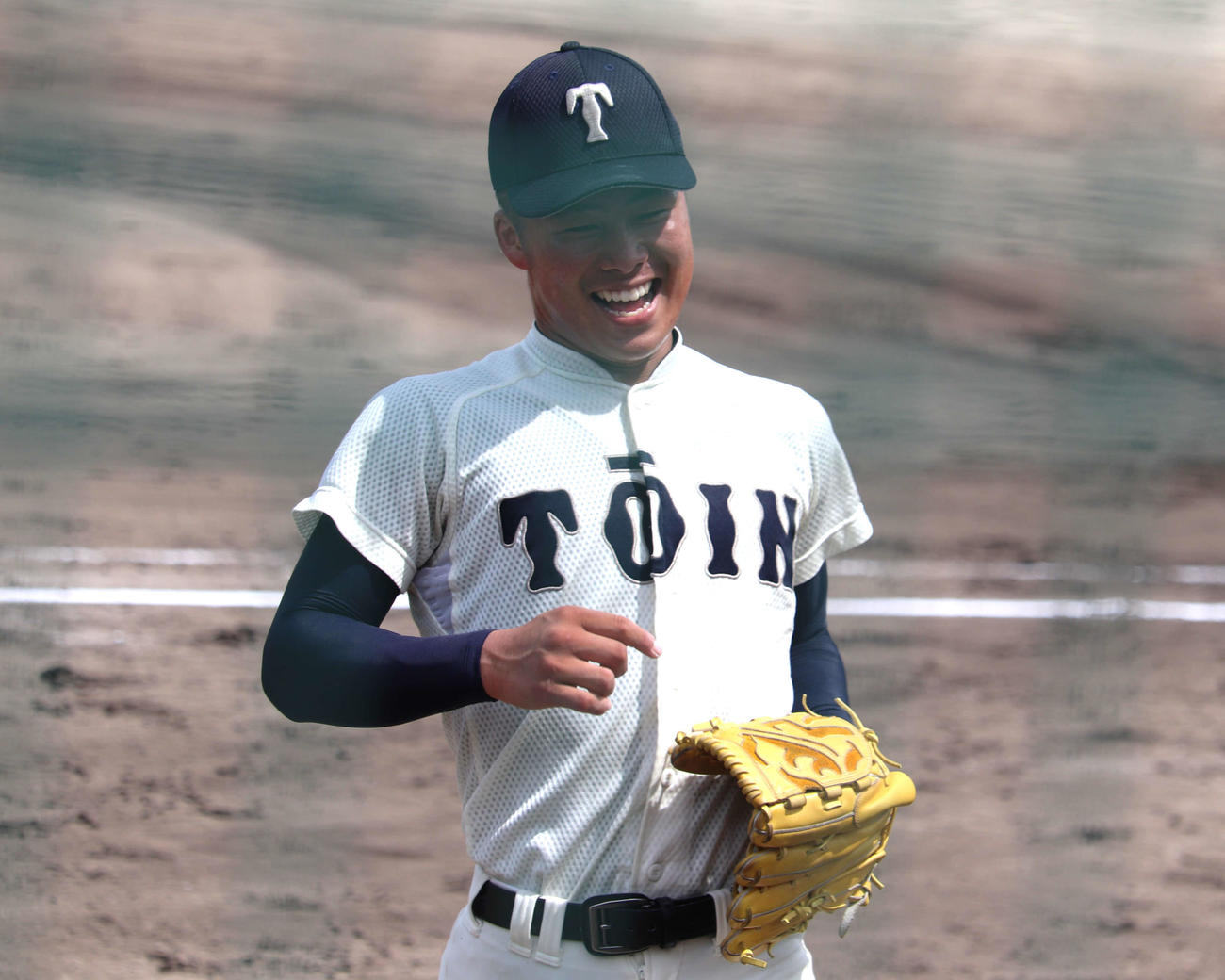 創志学園との練習試合で先発した、大阪桐蔭・中野大虎投手（2年）が4回1死一、三塁のピンチを併殺で打ち取り笑顔でベンチへ（撮影・中島麗）