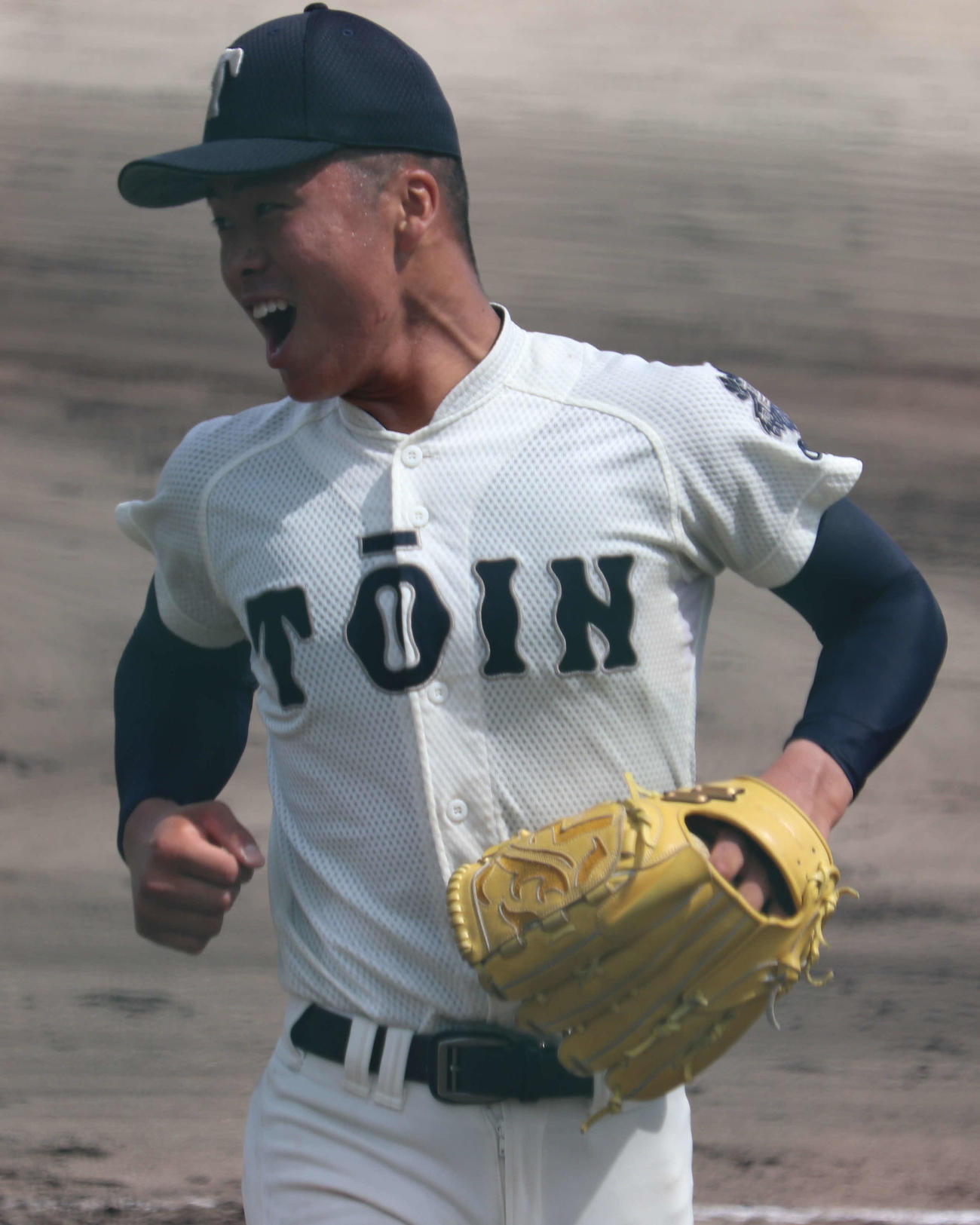 創志学園との練習試合で先発した、大阪桐蔭・中野大虎投手（2年）が4回1死一、三塁のピンチを併殺で打ち取り笑顔でベンチへ（撮影・中島麗）