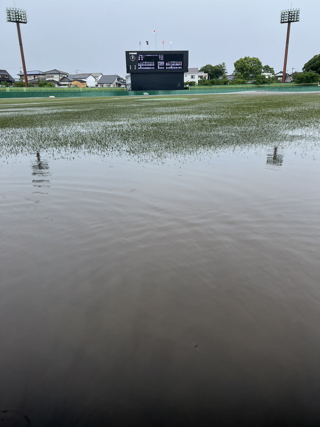 福岡対純真　試合中に激しい雨が降り継続試合となった福岡対純真（撮影・梅根麻紀）