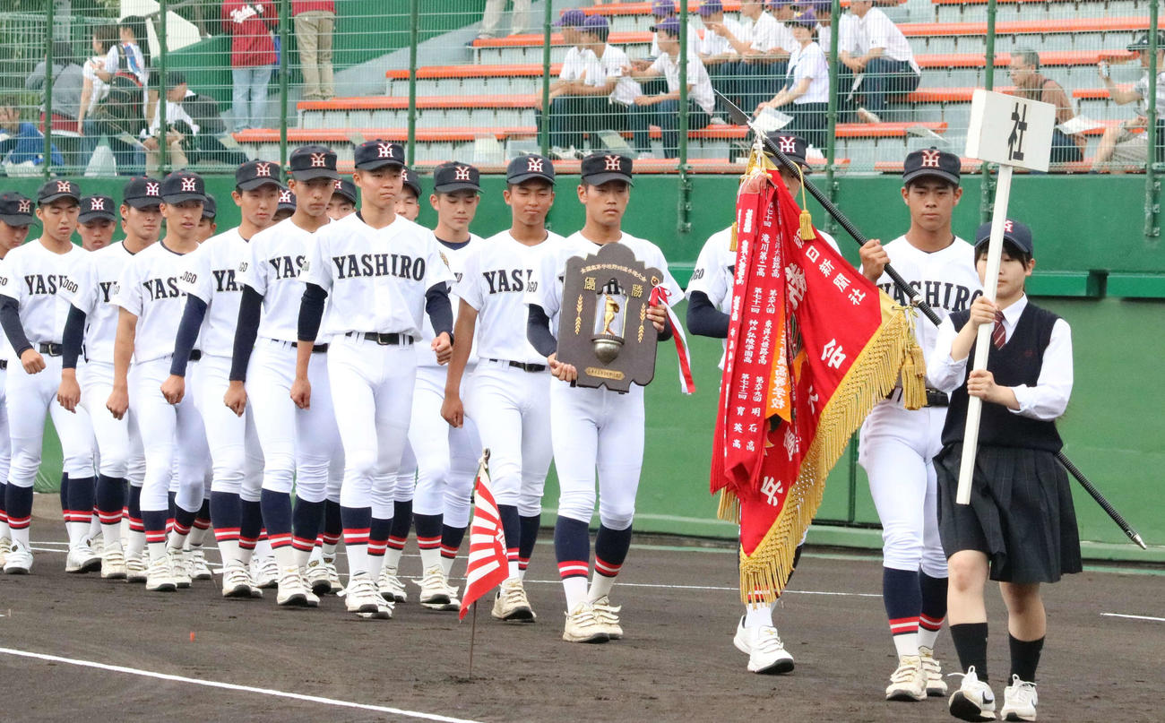 開会式で優勝旗などを持ち先導に続いて1校目で入場行進を行った社（撮影・塚本光）