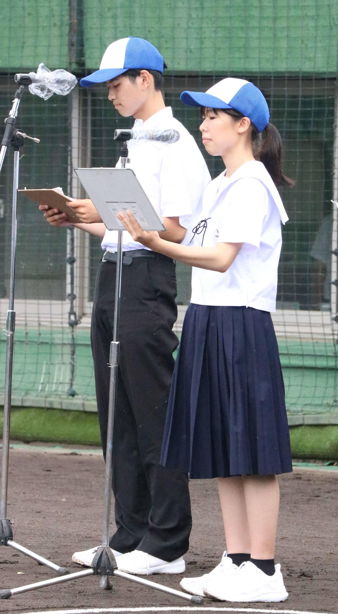 開会式で司会を務めた東播磨の岡田一樹さん（左）と長田の下里沙弥さん（撮影・塚本光）