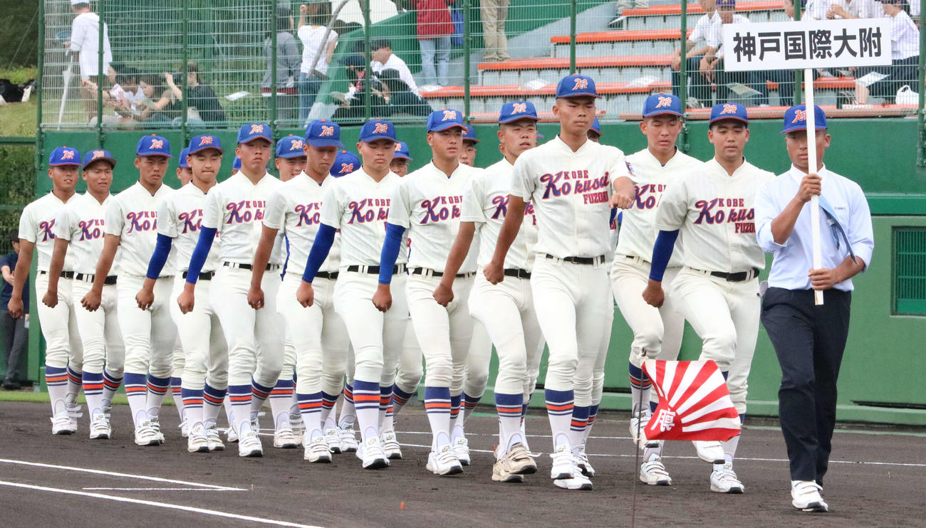 開会式で入場行進する神戸国際大付（撮影・塚本光）