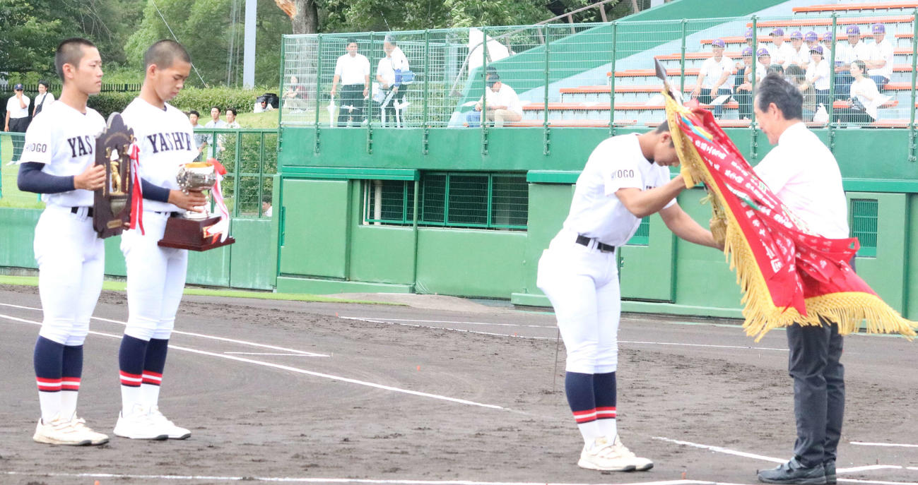 開会式で優勝旗などを返還した社（撮影・塚本光）